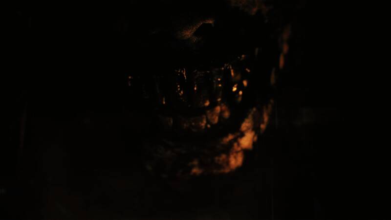 游戏战斗画面，格蕾丝手持螺丝刀面对黑暗走廊，神情紧张