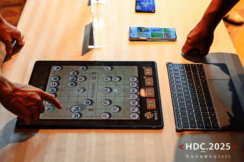 玩家使用鸿蒙电脑展开屏幕后体验《中国多乐象棋》,仿佛真实对弈