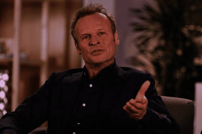 PlayStation高层出席投资者炉边谈话现场，胡尔斯特（左）与西野秀明（中）、林恩·阿扎尔（右）共同回答提问