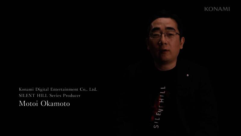 制作人冈本基在发布会上演讲,背后是《寂静岭f》游戏画面