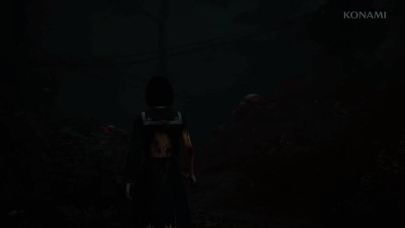 学校走廊画面,破败墙壁上残留着模糊字迹,远处雾气弥漫