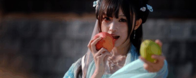 游戏主视觉画面，主角身陷古代战场，身边围绕六位风格各异的女性角色