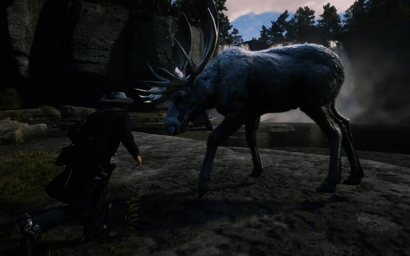 瀑布旁伫立着一头体型巨大的白色驼鹿,周身散发神圣气息