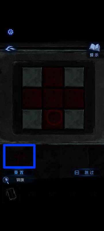 特写镜头显示门上隐藏符号，需仔细观察才能发现