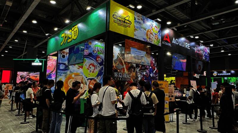 核聚变游戏嘉年华活动现场人潮涌动,展台布置精美,气氛热烈