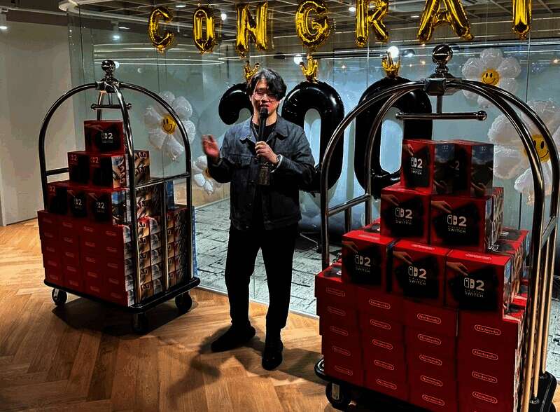 Shift Up员工领取Switch2现场图，成堆的Switch2摆放在推车上