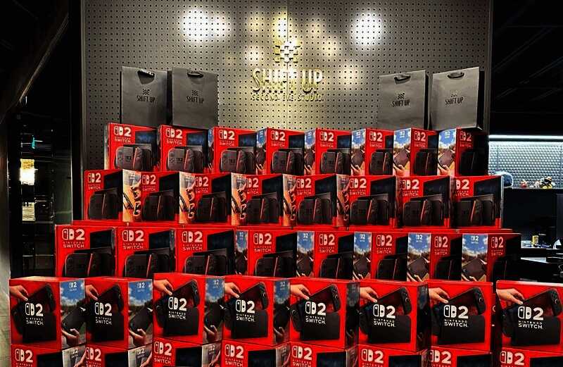 员工排队领取Switch2，面带笑容与礼物合影