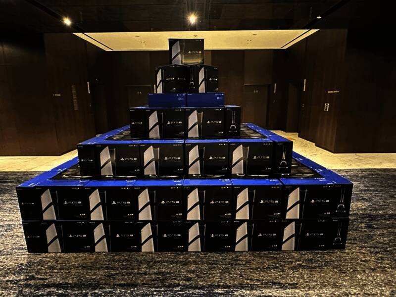 Shift Up高层与员工合影，背景为公司标志墙