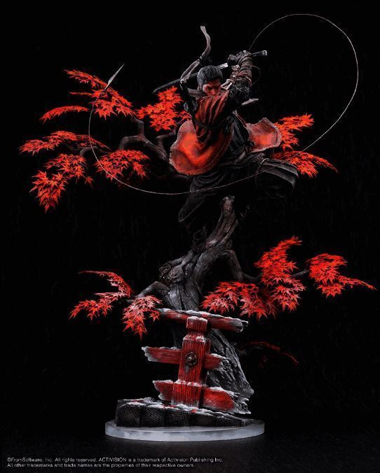 雕像背部视角展示，精细刻画铠甲纹理与武器结构