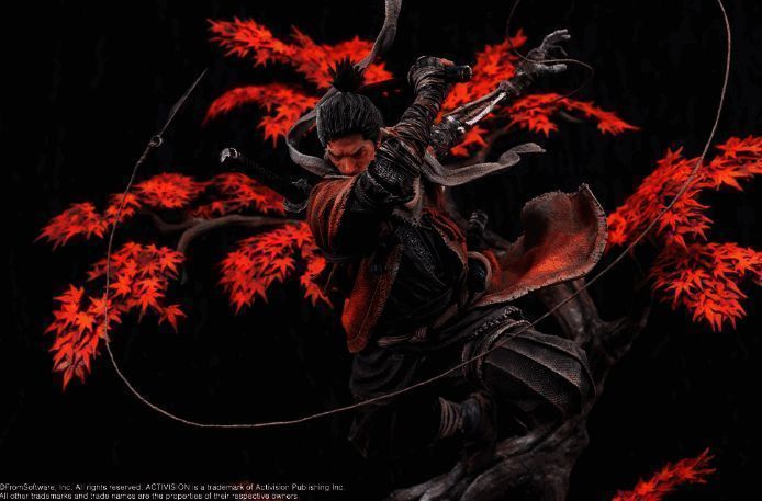 雕像手持义肢机关特写，金属质感强烈