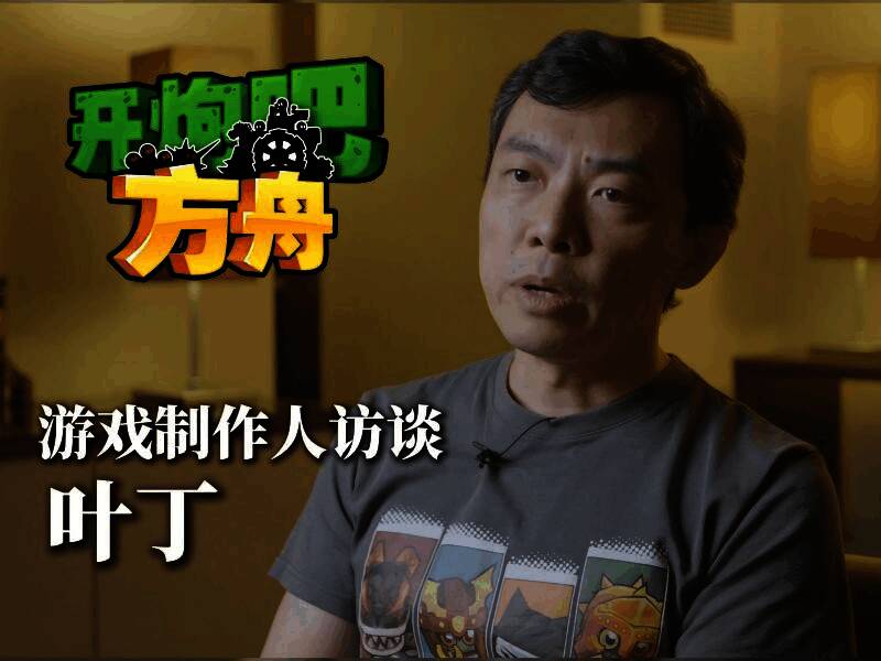 开发者工作照,展示团队成员在电脑前认真调试游戏画面