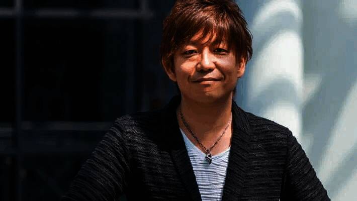 吉田直树接受采访现场照片，背景为《最终幻想16》宣传海报