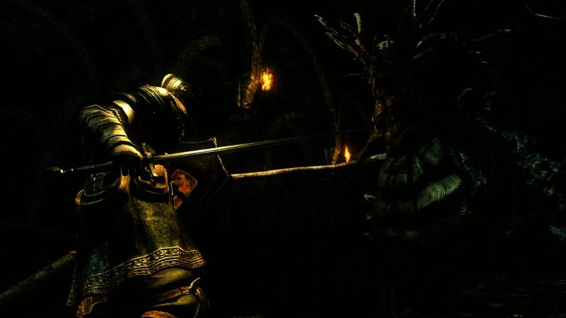 屏幕上显示着《黑暗之魂》通关画面,背景里可以看到满头银发的父亲和年轻的儿子紧紧相拥庆祝胜利瞬间