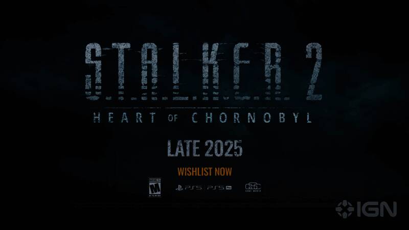 《潜行者2》PS5版宣传画面 展示主角手持武器穿越废墟场景