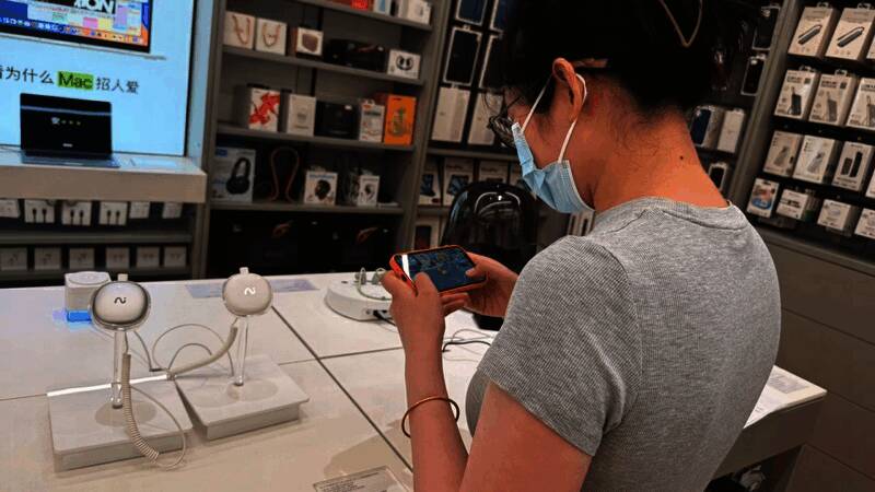 展示领取的游戏周边奖品,彩虹色系的头像框和游戏货币模型整齐排列