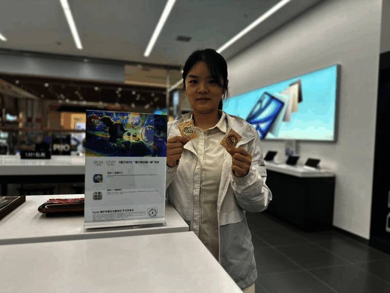 商场大屏播放游戏精彩画面,过往行人驻足观看形成围观人群