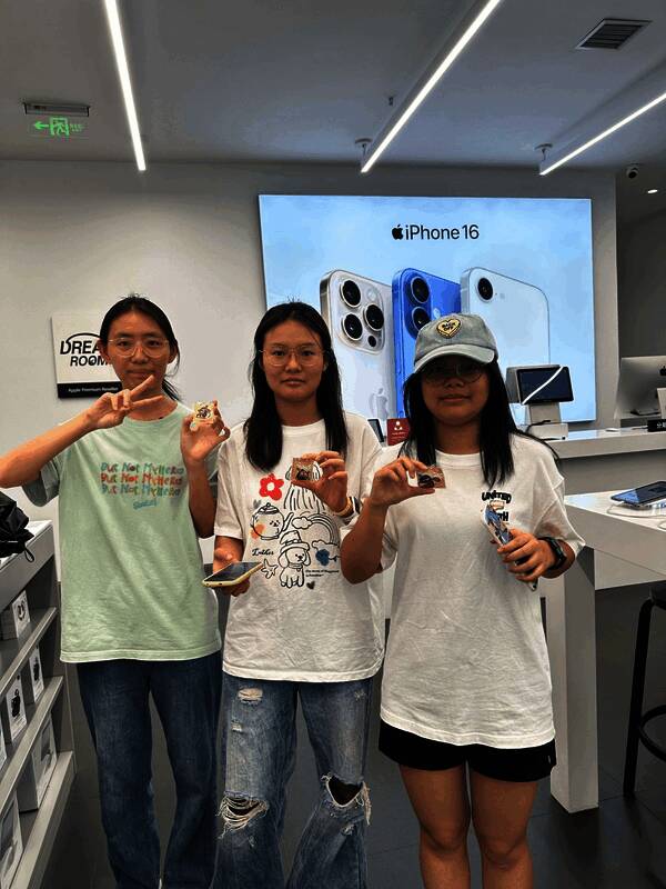 直播活动现场布置,多个电子设备同步转播游戏实况画面