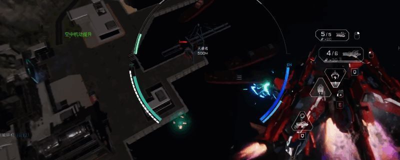 《解限机》中阿奎纳机体展示图，银白色机甲手持能量武器，背景为未来都市战场