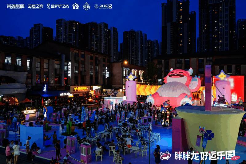 东郊记忆活动现场，观众在‘天胡茶馆’边喝茶边观看比赛直播，氛围轻松愉快