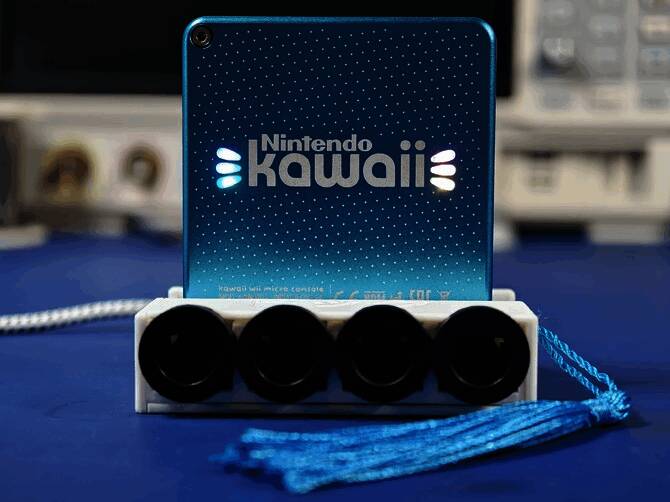 迷你版Wii主机正面展示,卡片大小设计十分精巧