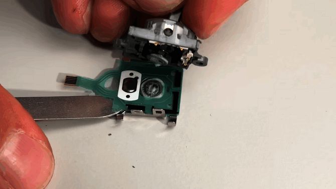 对比Joy-Con 2的摇杆模组,两者在构造上几乎如出一辙