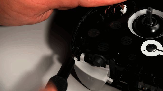 拆解后的核心部件整齐排列,便于观察细节差异