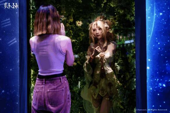 COSER身着《归环》角色服饰,在展区与玩家互动合影,气氛热烈