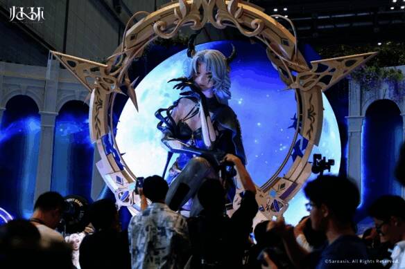 《归环》展区内的达芙涅巨型雕塑,玩家站在下方合影留念,场面火爆