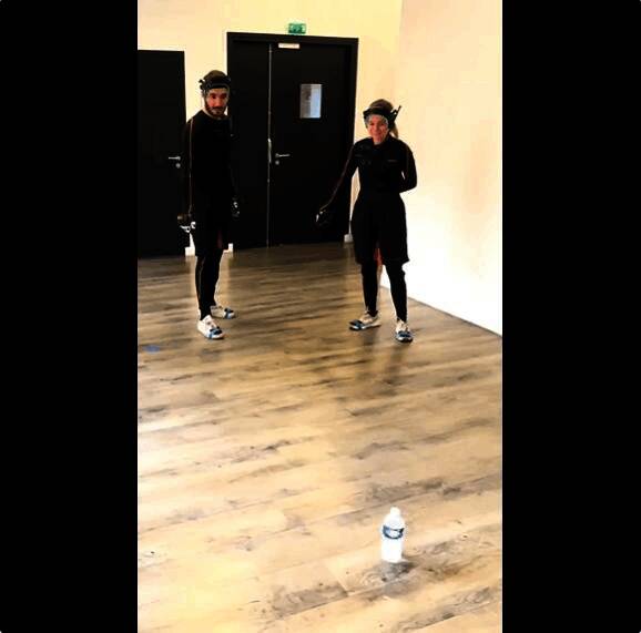 摄影师从不同角度记录矿泉水作为参考点的镜头效果