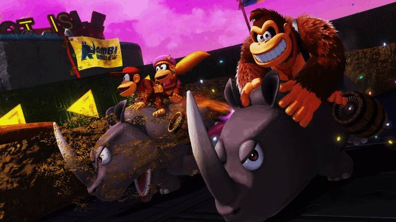 高桥和也正在工作室中进行游戏测试,周围是《咚奇刚:蕉力全开》的设计图纸