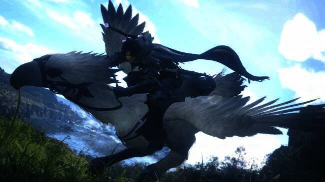 《最终幻想16》制作人吉田直树接受采访现场照片,神情认真面对镜头发言