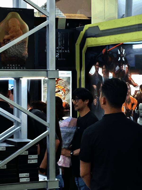 小岛秀夫拍摄的上海外滩夜景,灯火璀璨,画面极具电影感