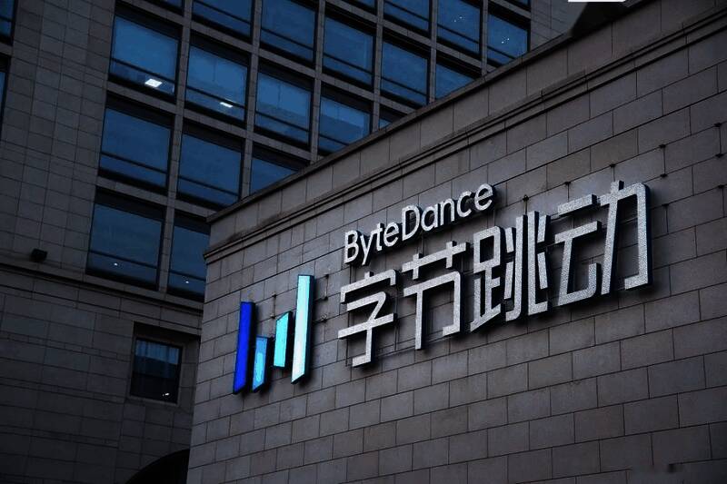 杭州心光流美公司办公环境展示,团队成员正在专注工作