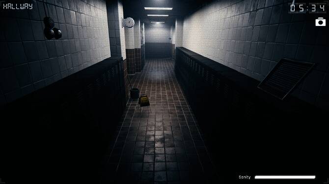 监控屏幕分屏显示多个诡异房间画面,昏暗光线中隐约可见模糊身影