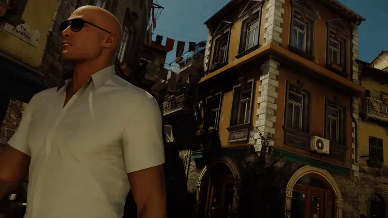 《杀手:暗杀世界》Switch 2版游戏画面,角色潜行于豪华宴会厅中,场景细节丰富