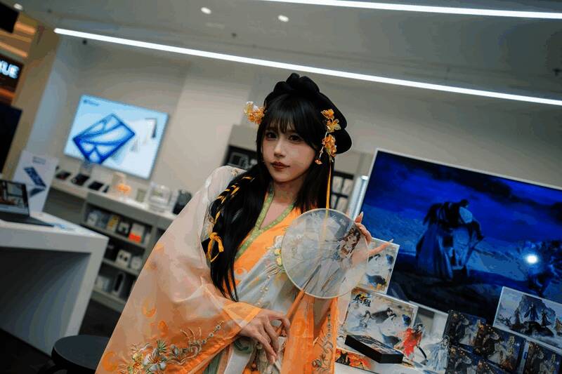 玩家在 Apple 授权店体验《射雕》游戏,现场气氛热烈,玩家沉浸于武侠世界