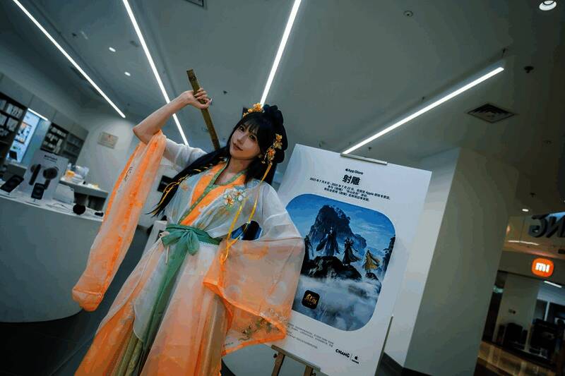 主播诺诺扮演穆念慈,身穿红衣,气质温婉中透出英气,现场互动气氛热烈