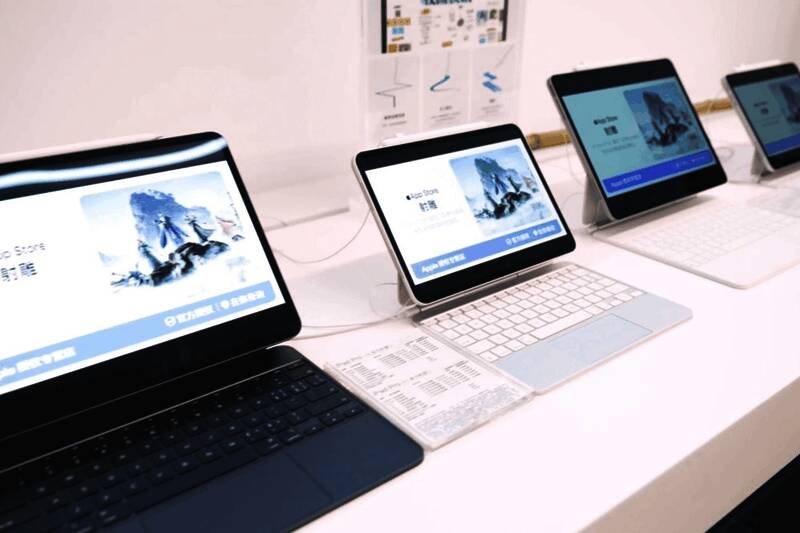 活动现场玩家沉浸在游戏体验中,周围布置充满武侠风格元素