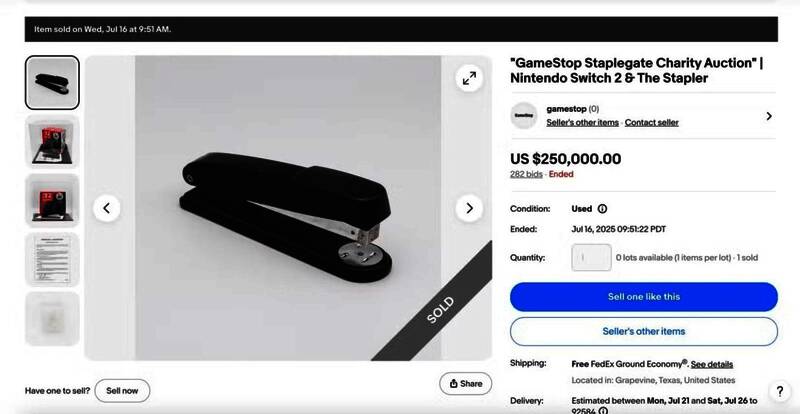 受损Switch 2主机与订书钉一同展出，背景为拍卖信息展示屏