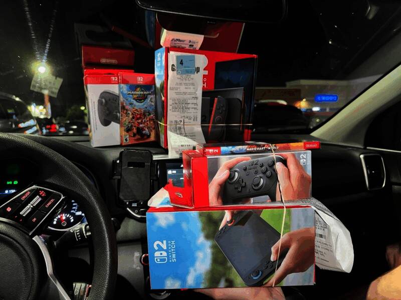 订书钉穿透主机包装盒的细节展示，清晰可见屏幕受损情况