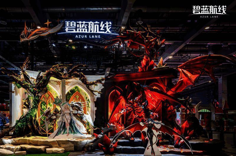 展台左侧精灵风格区域,绿色藤蔓缠绕古树,营造自然神秘氛围