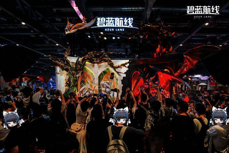 金狮Coser现场互动,身穿华丽服饰,与粉丝热情合影