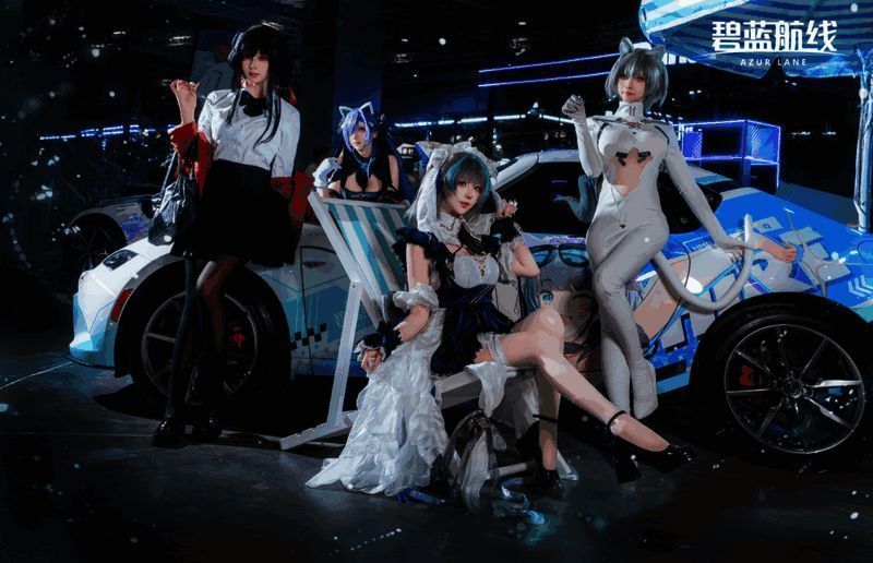 同人摊位前玩家排队等待购买作品,展区充满创意与热情