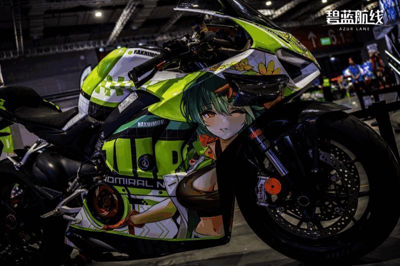 展馆外展示的碧蓝航线主题痛车,车身绘制了游戏角色形象