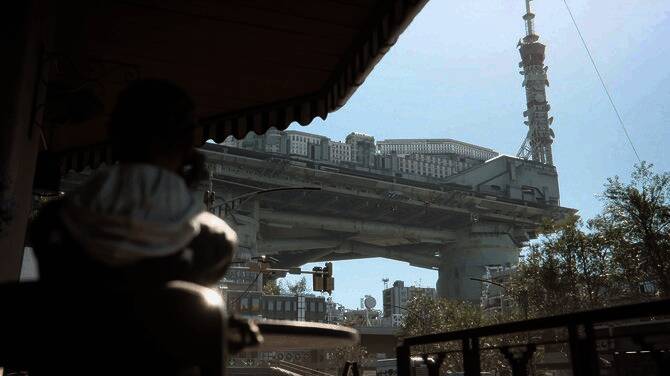 角色全身装备展示,包括机械臂、能量盾与多种武器组合