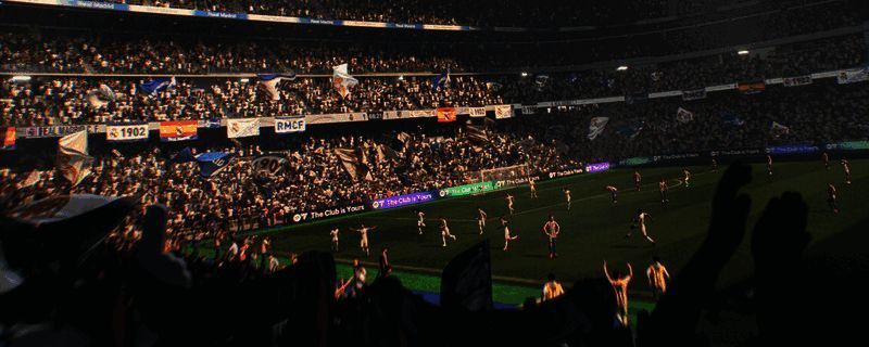 《EA SPORTS FC 26》游戏封面展示，背景为绿茵球场，中央为游戏LOGO