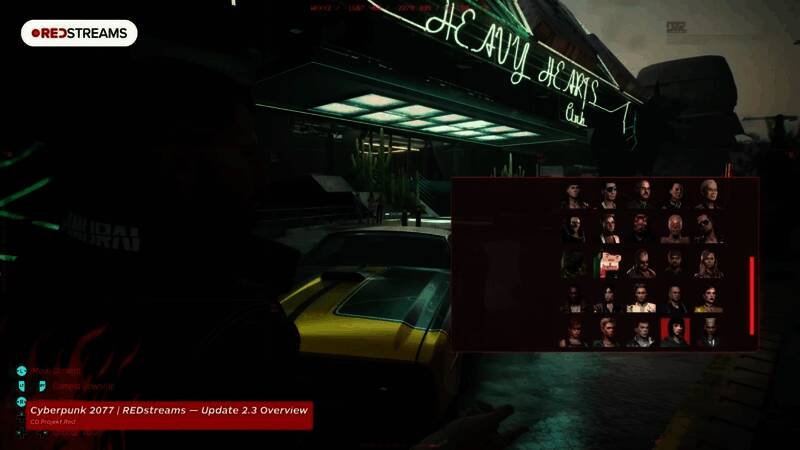 《赛博朋克2077》2.3版本实机截图,角色在夜之城中与全息广告互动