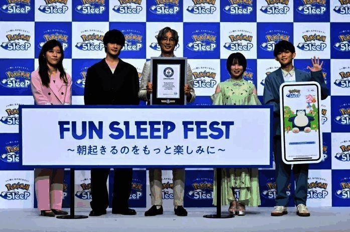 游戏内睡眠统计界面,显示玩家一周睡眠趋势与平均时长分析