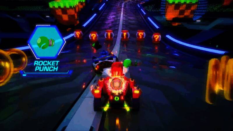 赛道场景截图,赛车飞驰而过,背景可见未来科技风格的建筑与赛道元素