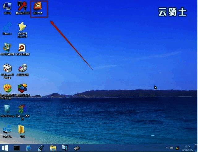 BIOS界面中U盘被设为第一启动项,箭头指示清晰,便于用户对照操作